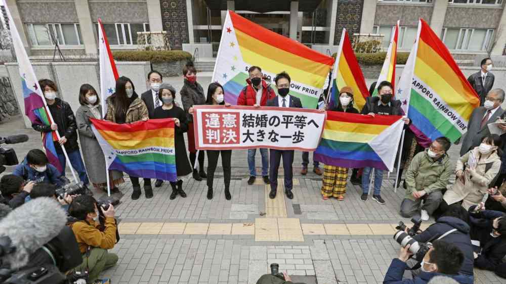 Corte di Sapporo con manifestanti 2